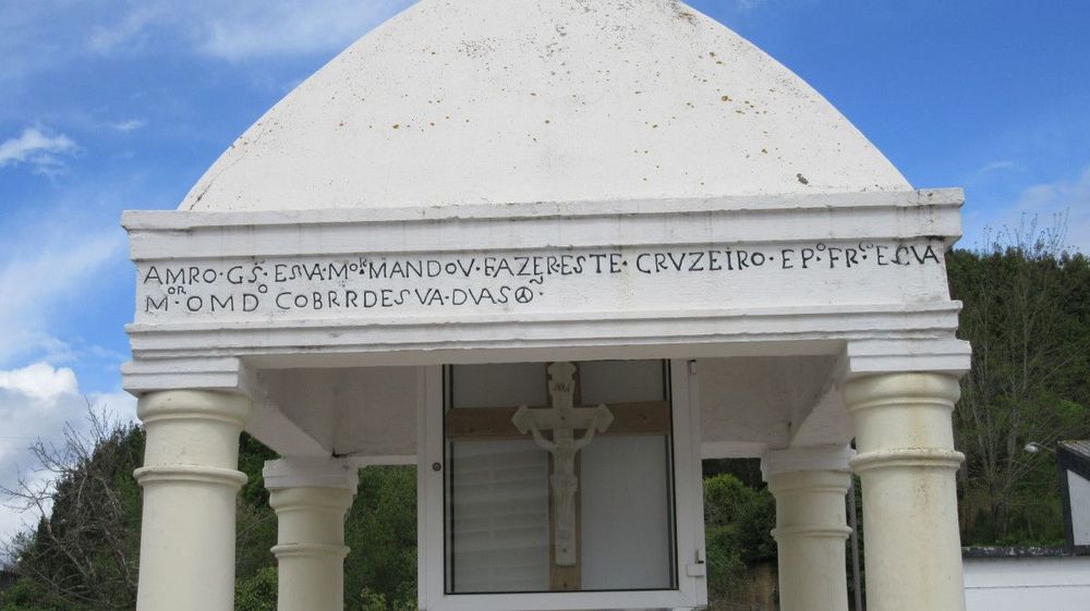 Cruzeiro de Paredes - Cúpula e inscrição