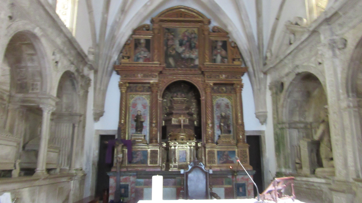 Igreja de Trofa do Vouga - Altar-mor e Panteão dos Lemos