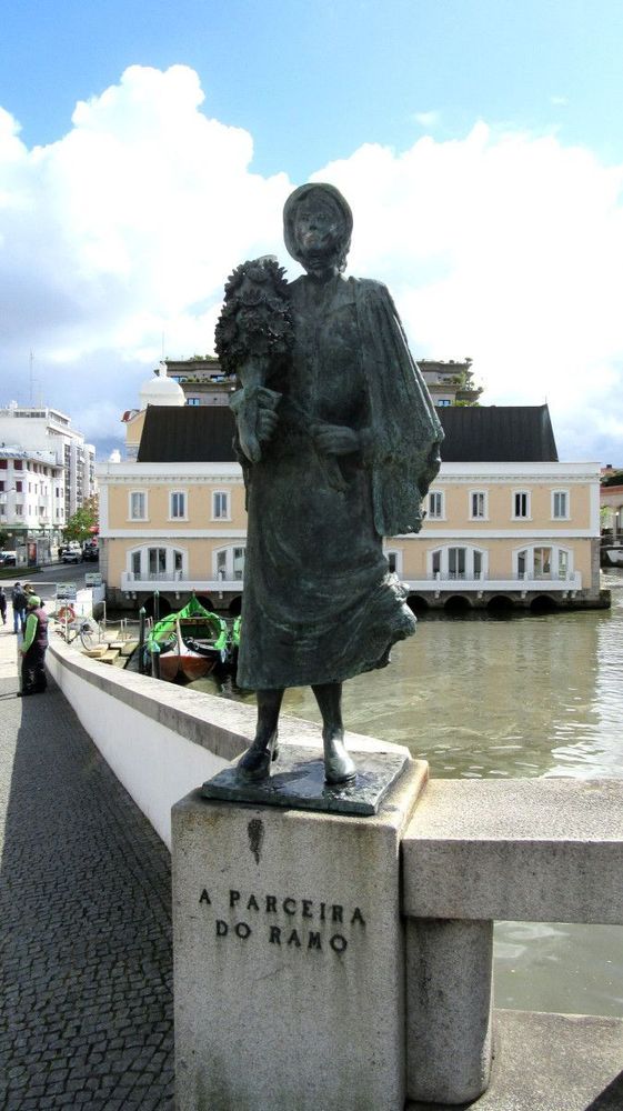 Estátuas no Canal Central - A Parceira do Ramo