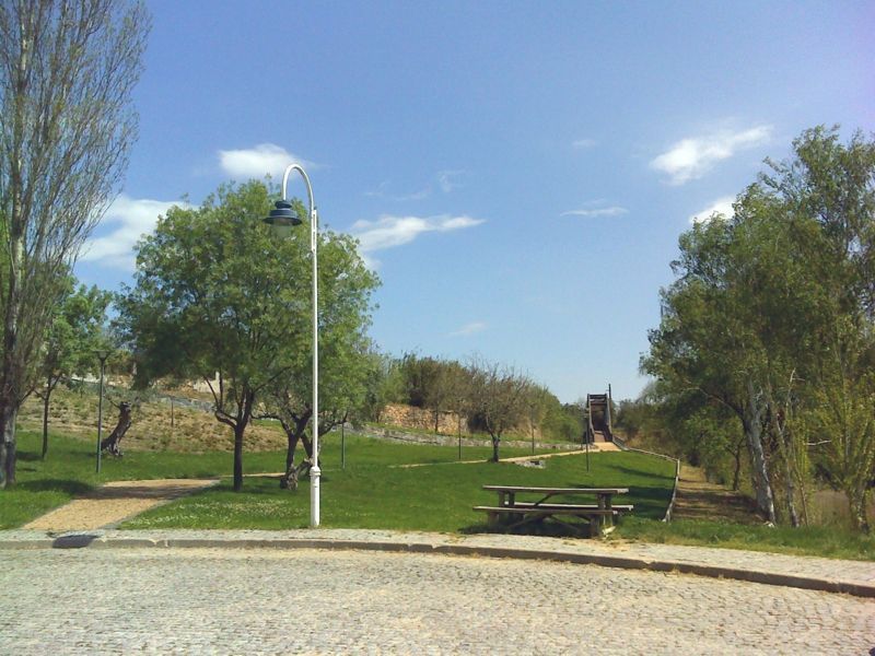 Jardim no cais de Vila Velha de Ródão
