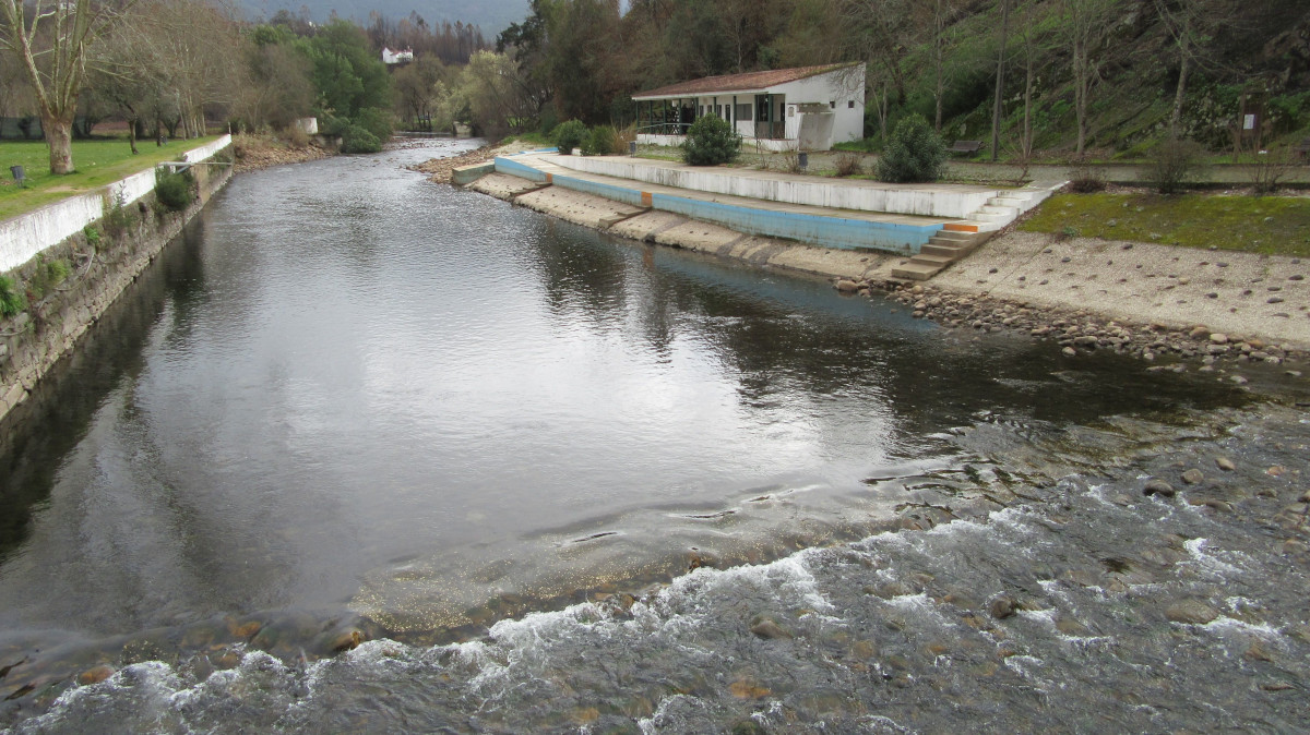 Rio Ceira em Serpins