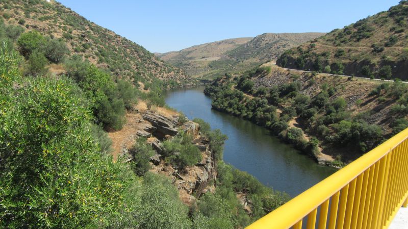 Ponte sobre o rio Côa e paisagem