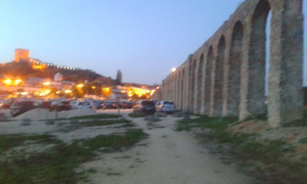 Aqueduto de Usseira e a vila de Óbidos