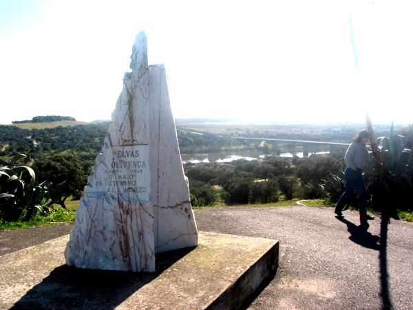 Obelisco Elvas e Olivença, cidades irmas