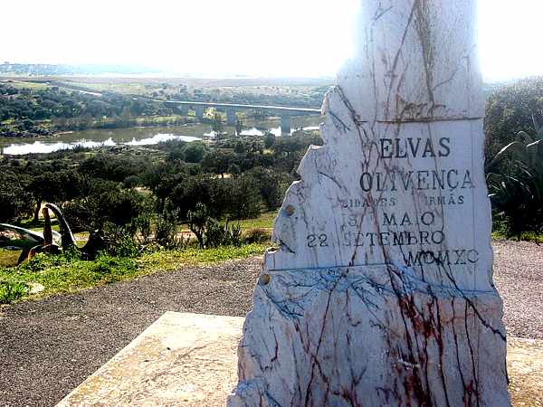 Obelisco Elvas e Olivença, cidades irmãs