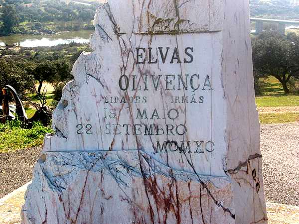 Obelisco Elvas e Olivença, cidades irmãs