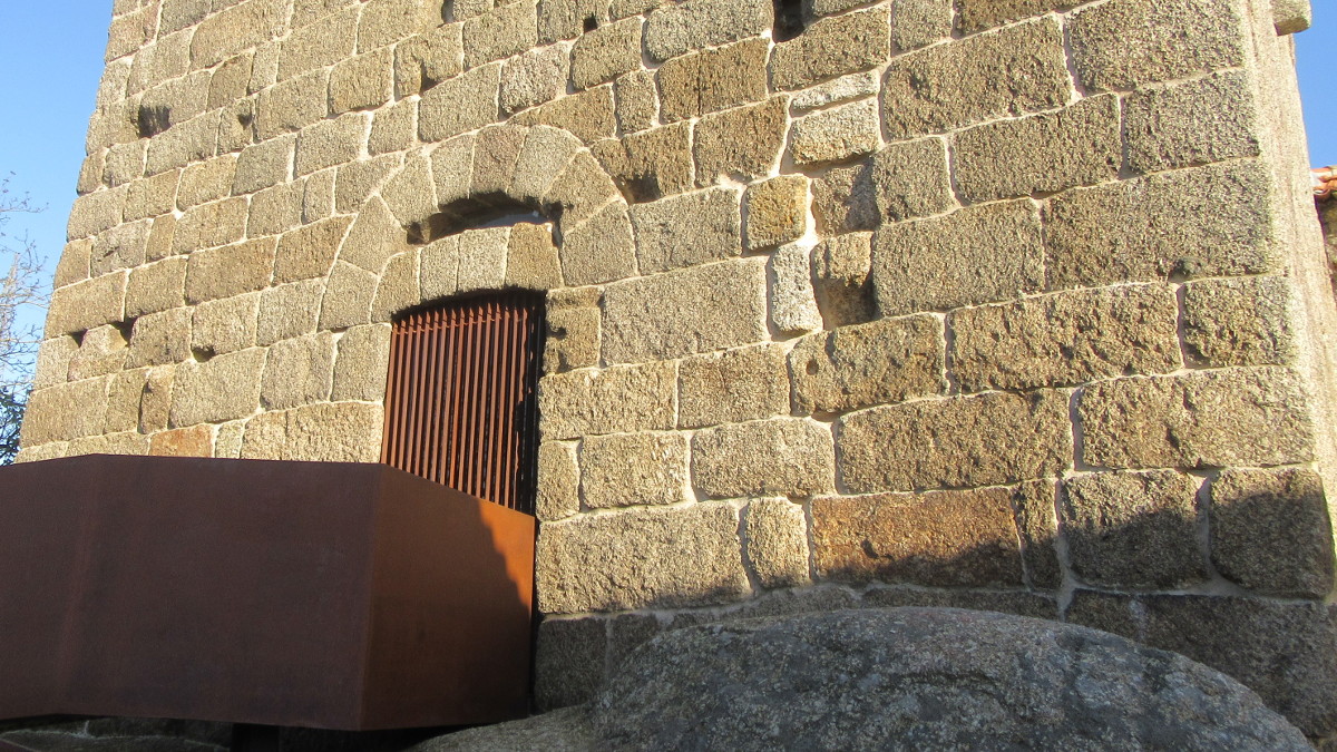 Torre dos Alcoforados - entrada oeste