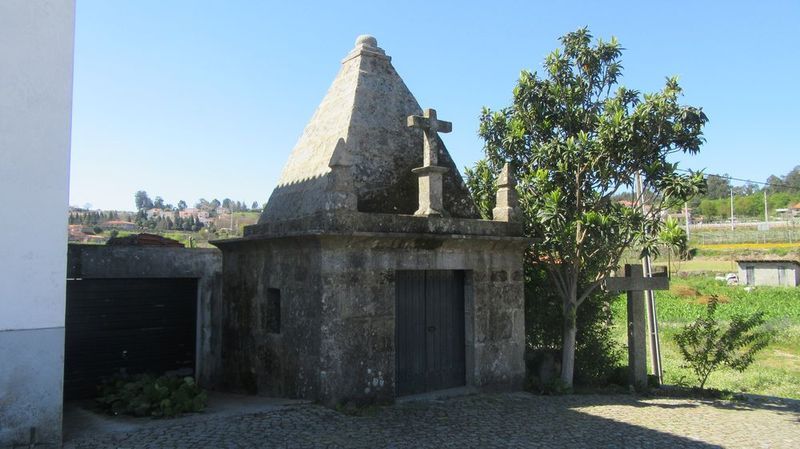 Igreja de Santa Maria - anexo e cruzeiro Igreja de Santa Maria - anexo e cruzeiro