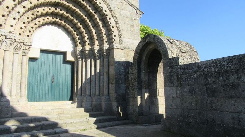 Mosteiro - interior do adro