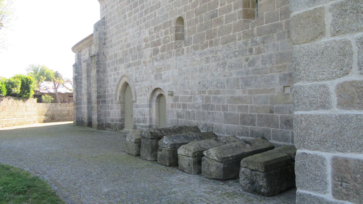 Mosteiro de Cête - arcas tumulares