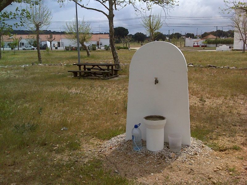 Parque de merendas e fonte no Couço
