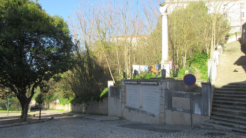 Porta de Atamarma - Placa e pelourinho