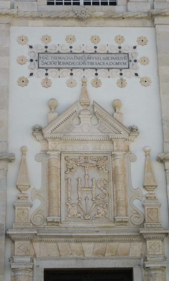Placa na fachada da Sé de Santarém