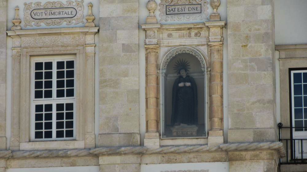 Nicho na fachada da Sé de Santarém