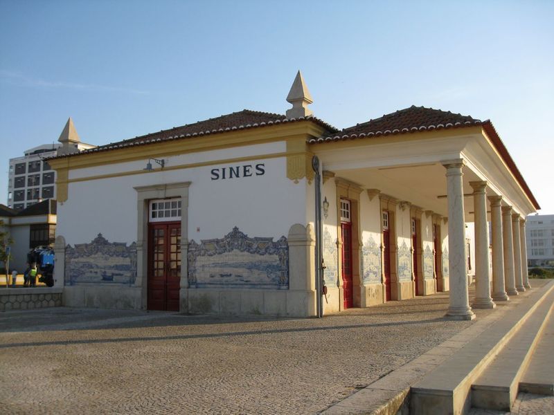 Antigo edifício da estação de Sines, em 2006