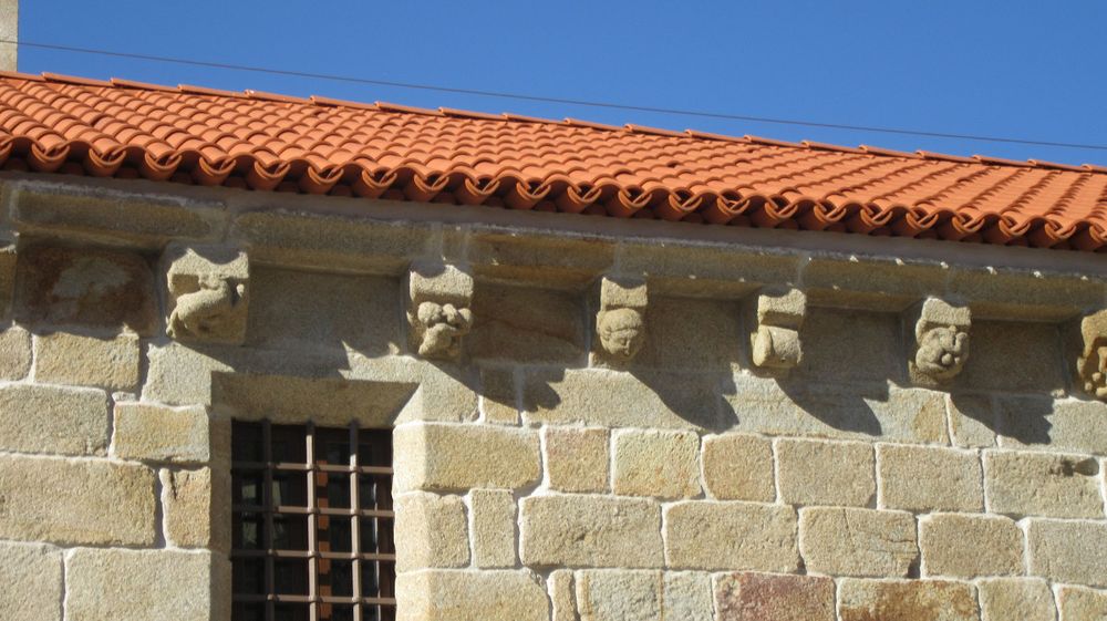 Igreja de São Cristóvão - Cachorros lateral sul