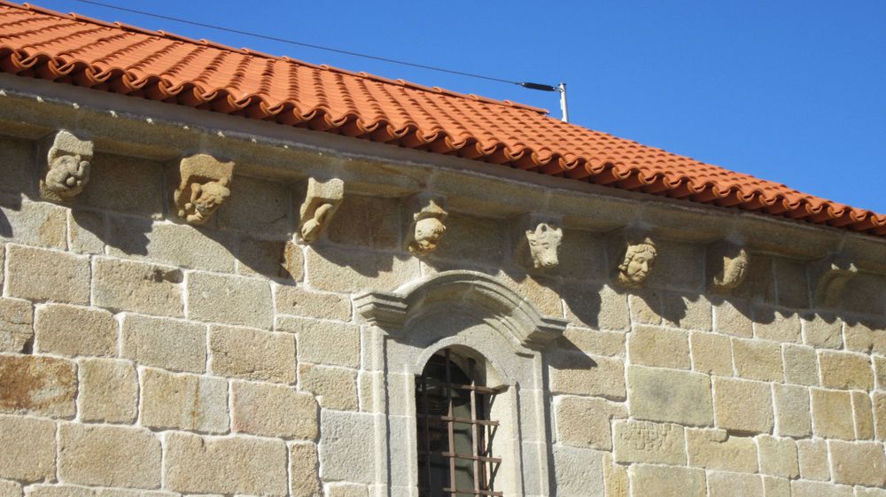 Igreja de São Cristóvão - Cachorros lateral sul