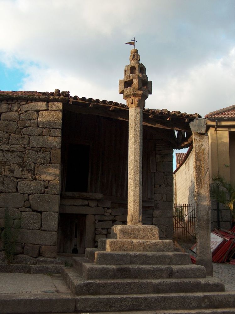 Pelourinho de Vila Cova à Coelheira