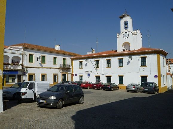 Praça Principal com a torre do Relógio da Igreja