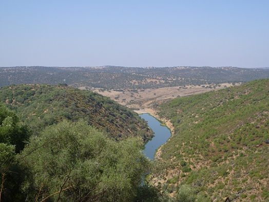 Vista Geral do Castelo de Barrancos com o Rio Ardila