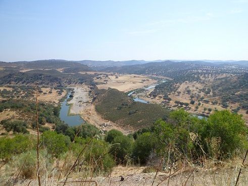 Vista Geral do Castelo com o Rio Ardila e a Ribeira de Múrtega