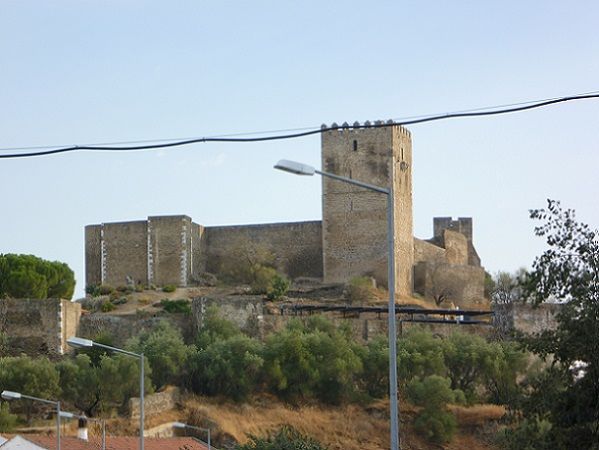 Castelo visto da estrada de Beja