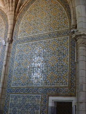 Igreja de São João Baptista, paredes laterais do altar revestidas de azulejos