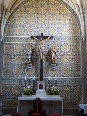 Igreja de São João Baptista parede do altar revestida de azulejos
