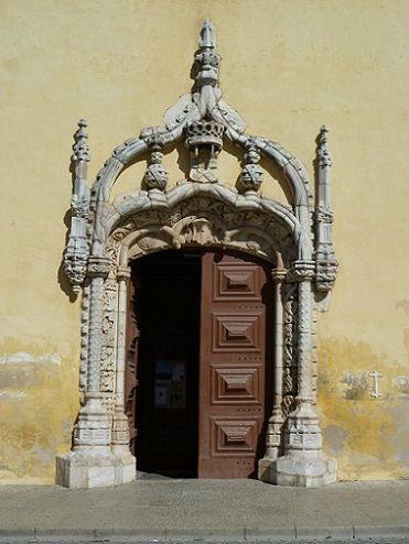 Igreja de São João Baptista, portal Manuelino