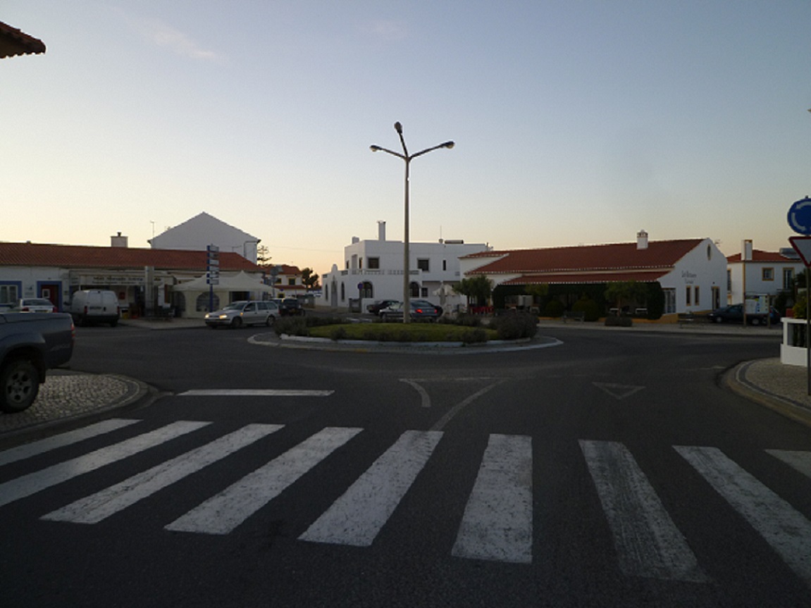 Rotunda de entrada e saida na aldeia