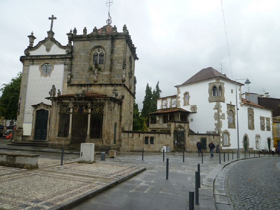 Igreja de São João do Souto, Casa e Capela dos Coimbra