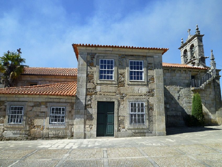 Igreja Matriz de Santa Maria de Veade - lateral