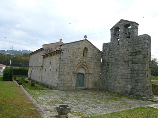 Serzedelo - Igreja Românica com a torre sineira separada