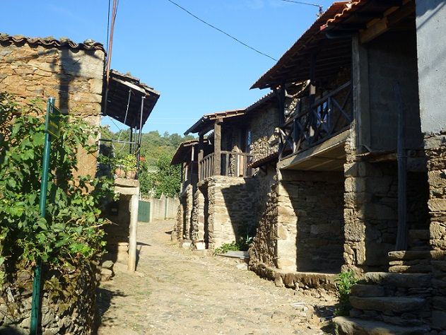 Rua com casas típicas