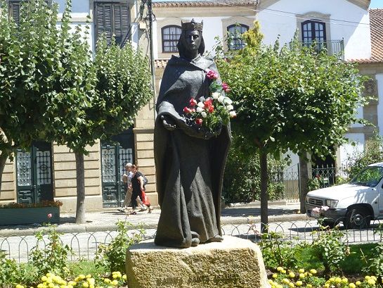 Estátua da Rainha Santa Isabel