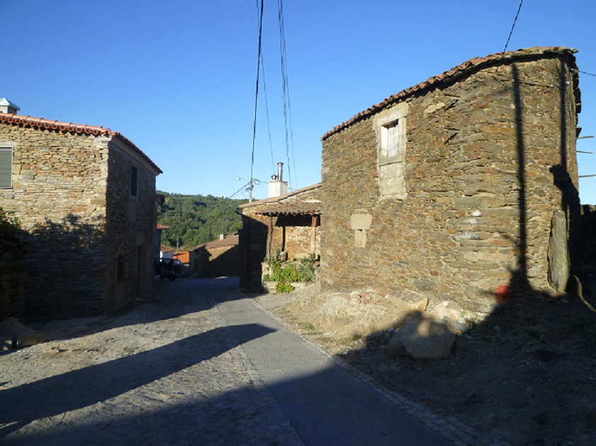 Rua com casas típicas