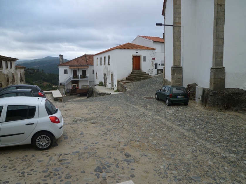 Uma das ruas laterais à Igreja