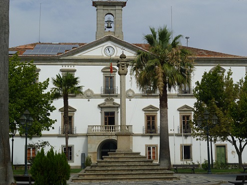 Pelourinho, ao fundo a Câmara Municipal