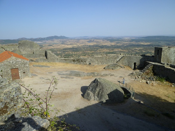 Castelo de Monsanto, Cisterna, Torreão e Igreja de Santa Maria