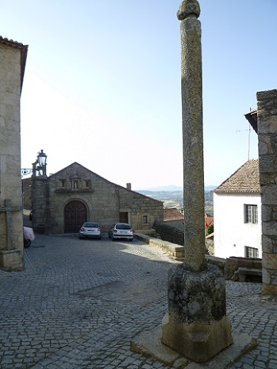 Pelourinho, ao fundo Igreja da Misericórdia