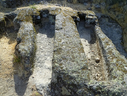 Sepulturas escavadas na rocha