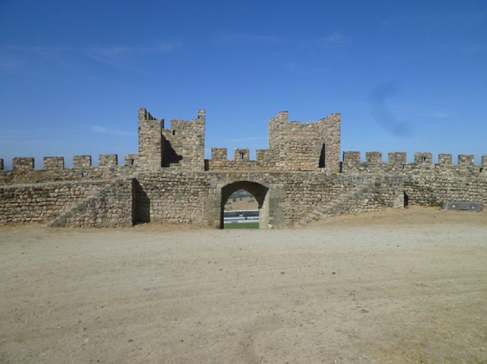 Castelo - interior e porta de Santarém