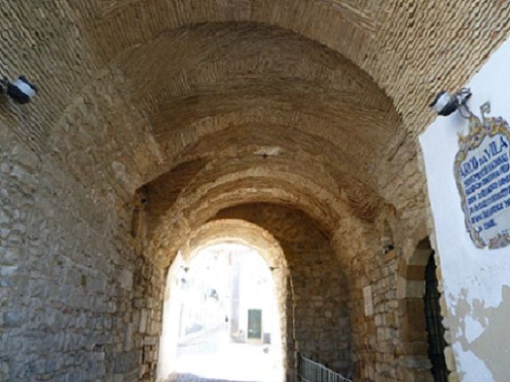 Arco da Vila - entrada para o castelo