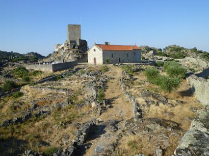 Castelo e Igreja de Santiago