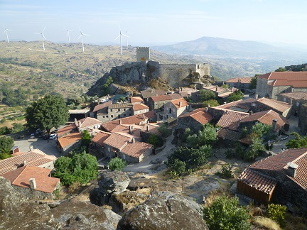 Vista da aldeia e do castelo