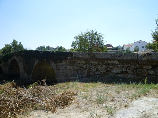 Ponte medieval no rio Cesarão