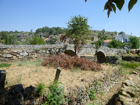 Ponte medieval no rio Cesarão