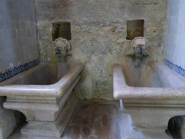 Mosteiro de Alcobaça - Cozinha - bancas