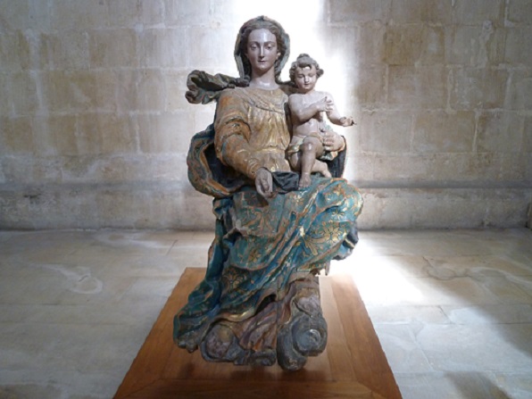 Mosteiro de Alcobaça - Virgem com o Menino de Santa Maria de Alcobaça Mosteiro de Alcobaça - Virgem com o Menino de Santa Maria de Alcobaça