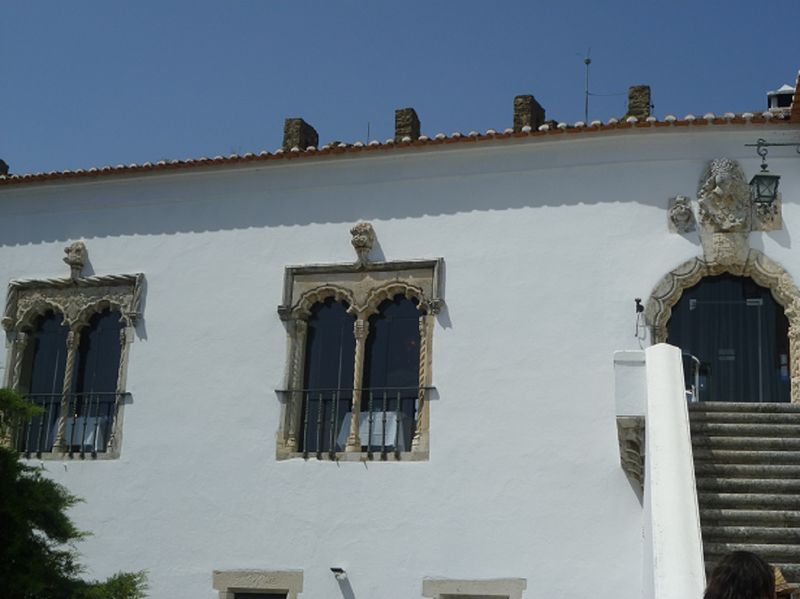 Pátio da Pousada - Janelas e porta manuelinas